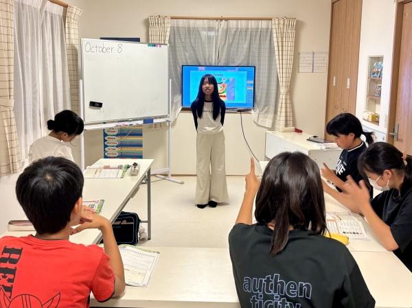 ht170263 覚えたスピーチを発表です。クラスのみんなが応援してくれています。