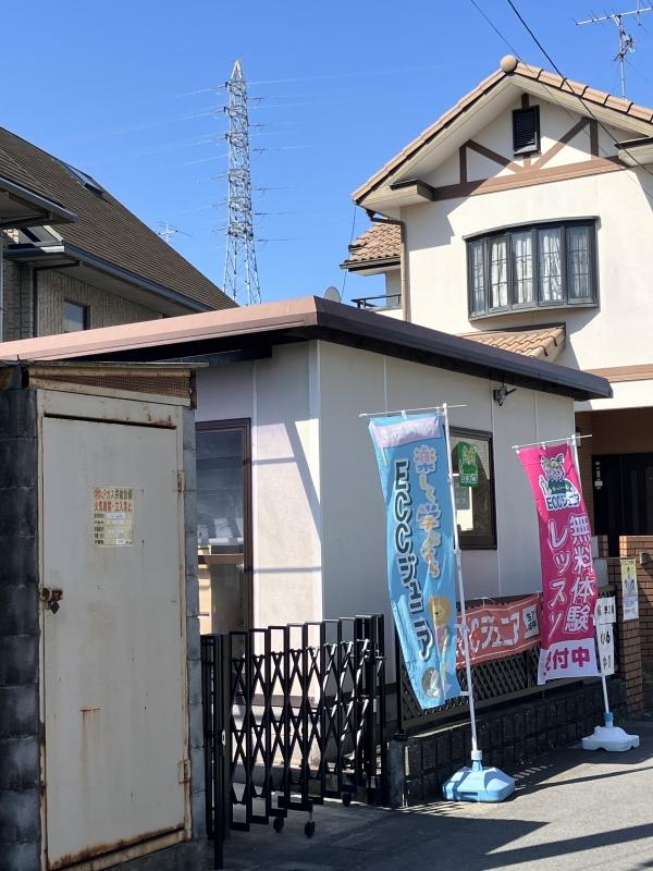 教室の外観です！市役所前の通りをまっすぐ市民体育館方向へ約1分（お車で）