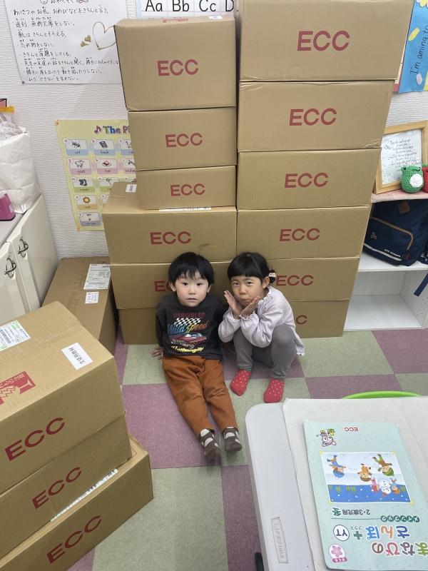 ht272389v 新年度の教材が届きました。興味津々！「せんせー！なにがはいってるの〜？」