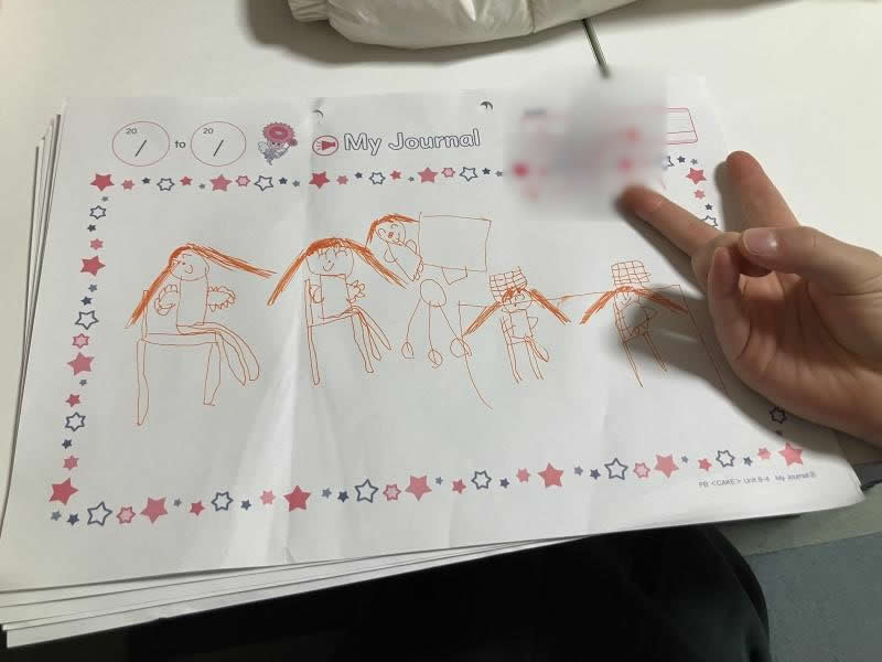 ht772453 Nちゃんは参観の様子を描いてくれました。お母さんだけでなく私もいるんですよ！