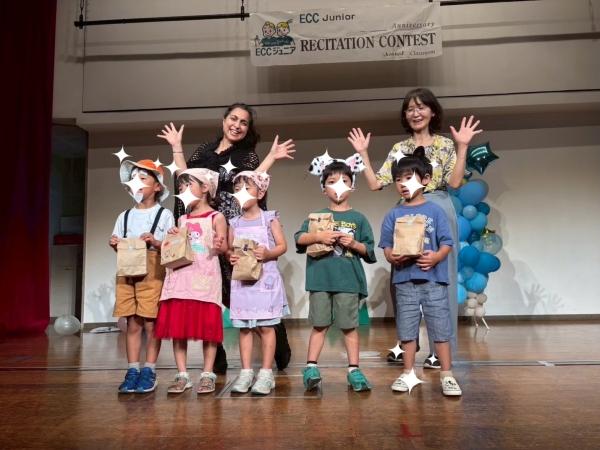 ht132831 夏の発表会。幼児のクラスです。英語の劇や歌、外国人講師とのQ&Aなどを楽しみました