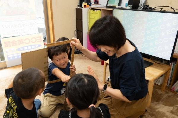 ht133737 DIYドアを使って「Knock！knock!」「Who is it？」を楽しく練習♪