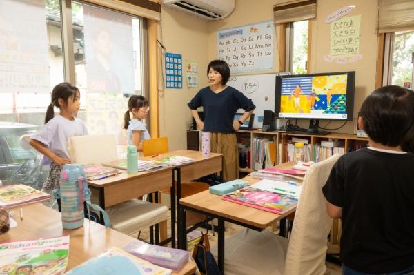 ht133737 「Walk」「Jump」「Stop」の指示にあわせて身体を動かします。低学年の子供たちが大好きなアクティビティ