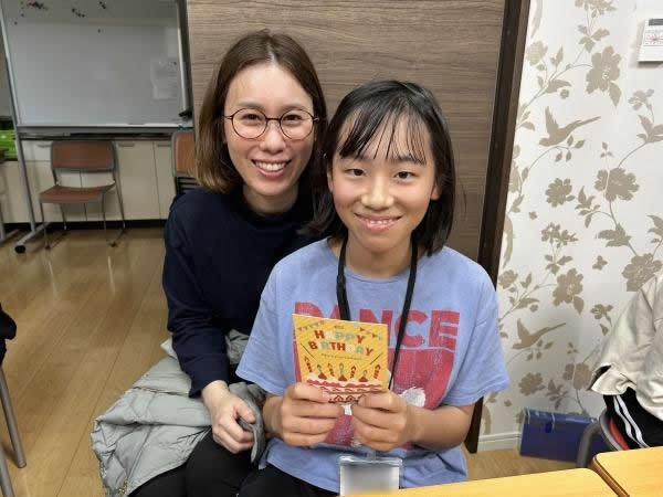 Happy Birthday! 参観日なのでお母様と一緒に記念写真！