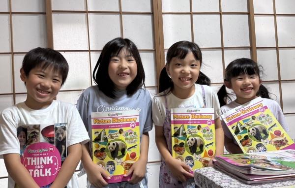 ht220566 入学してまだ２ヶ月のジュニア生も、他のクラスメイトにいろいろ教えてもらいながらたくさん英語を話しています。