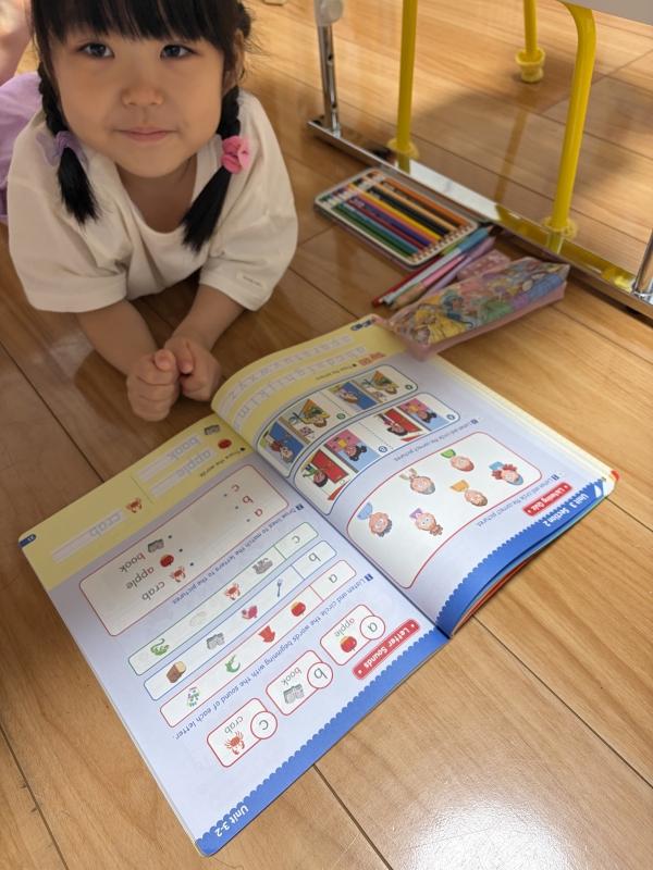 ht142242 なぜか机の下で、やる気マンマンだよ！