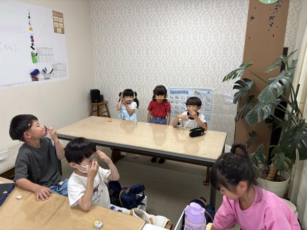 ht180147 【PF(基礎)クラス/小学1・2年生：水曜日】勉強熱心な子が集まっています。前向きに頑張っていてすごい！