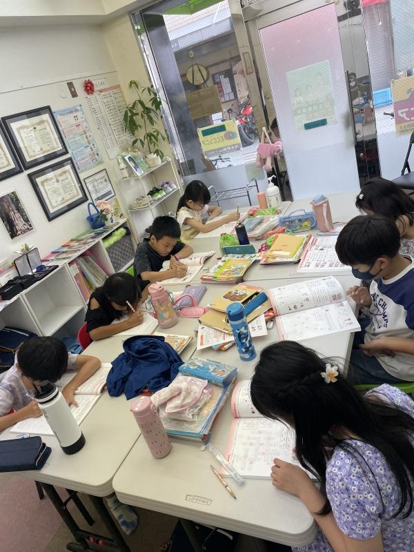 ht272389v レッスンに来るなり、始まるまで自主的に学習に取り組む小学生！！　素晴らしい！！