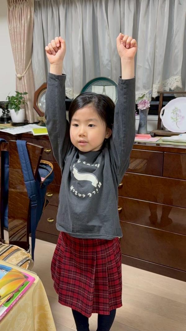 ht133921 小学一年生。体で単語を覚えています。覚えようとする時は真剣です。